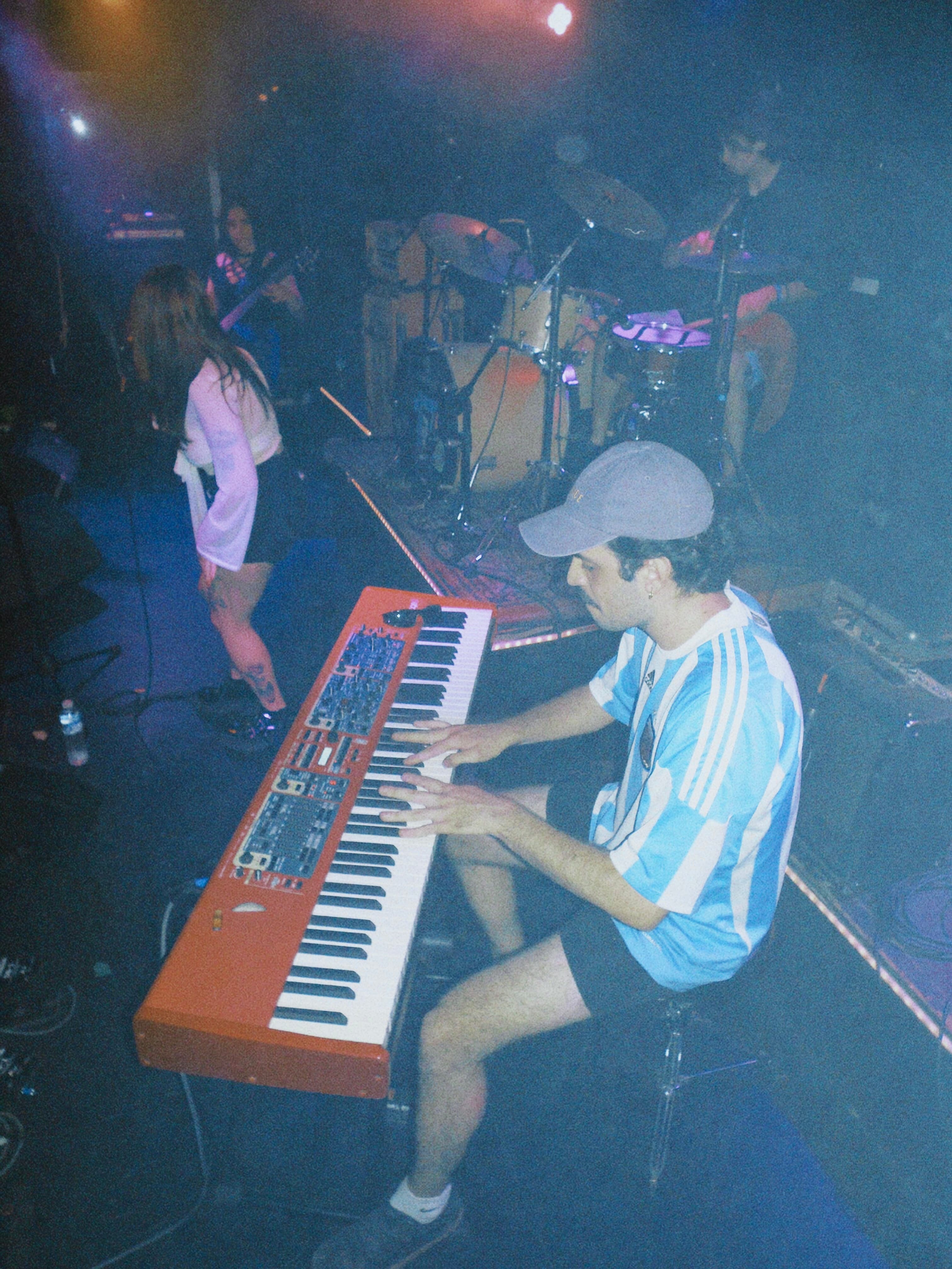 pianista de CHANCE con una remra de argentina tocando arriba de un escenario