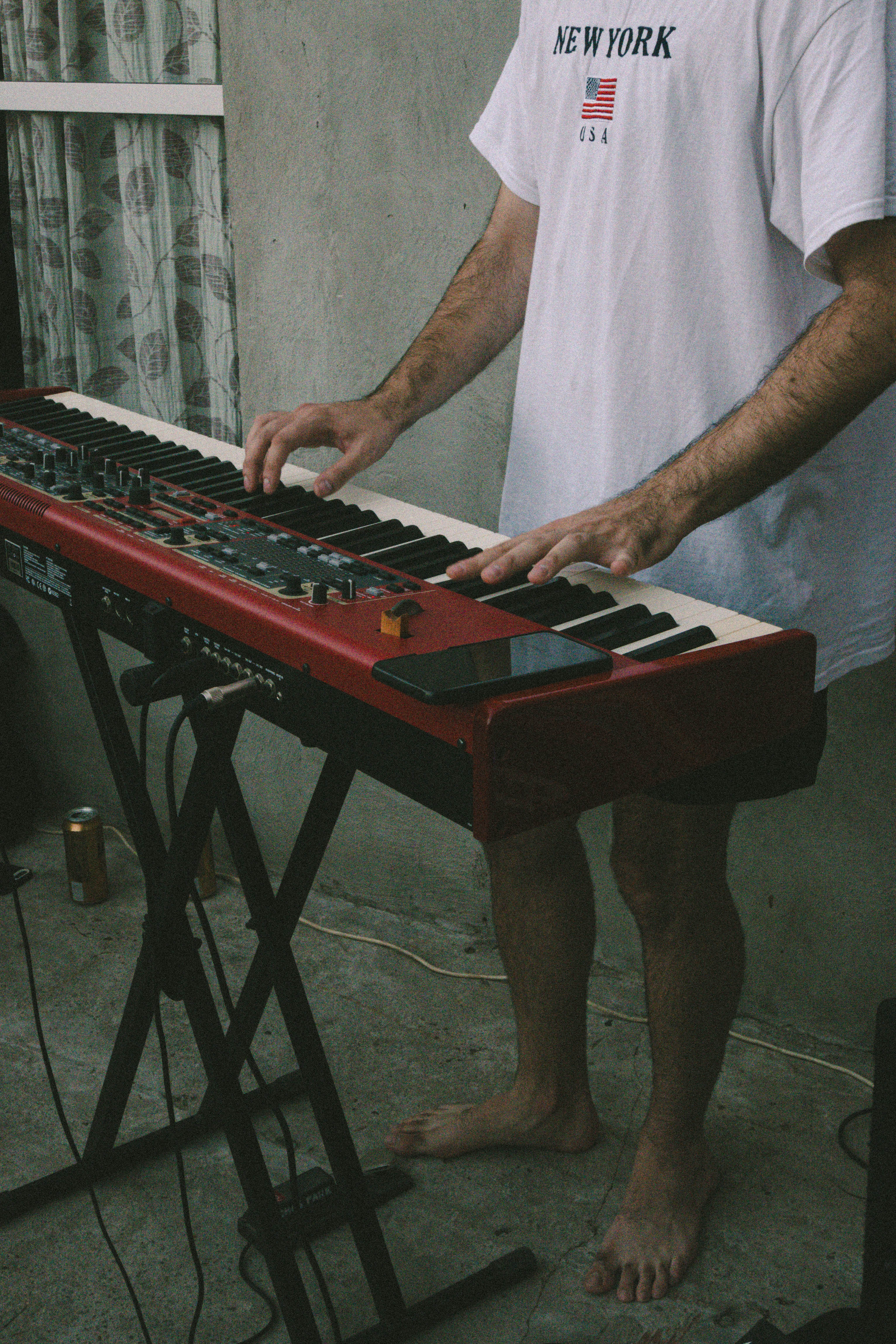 Pianista de CHANCE en el patio de su casa en patas ensayando
