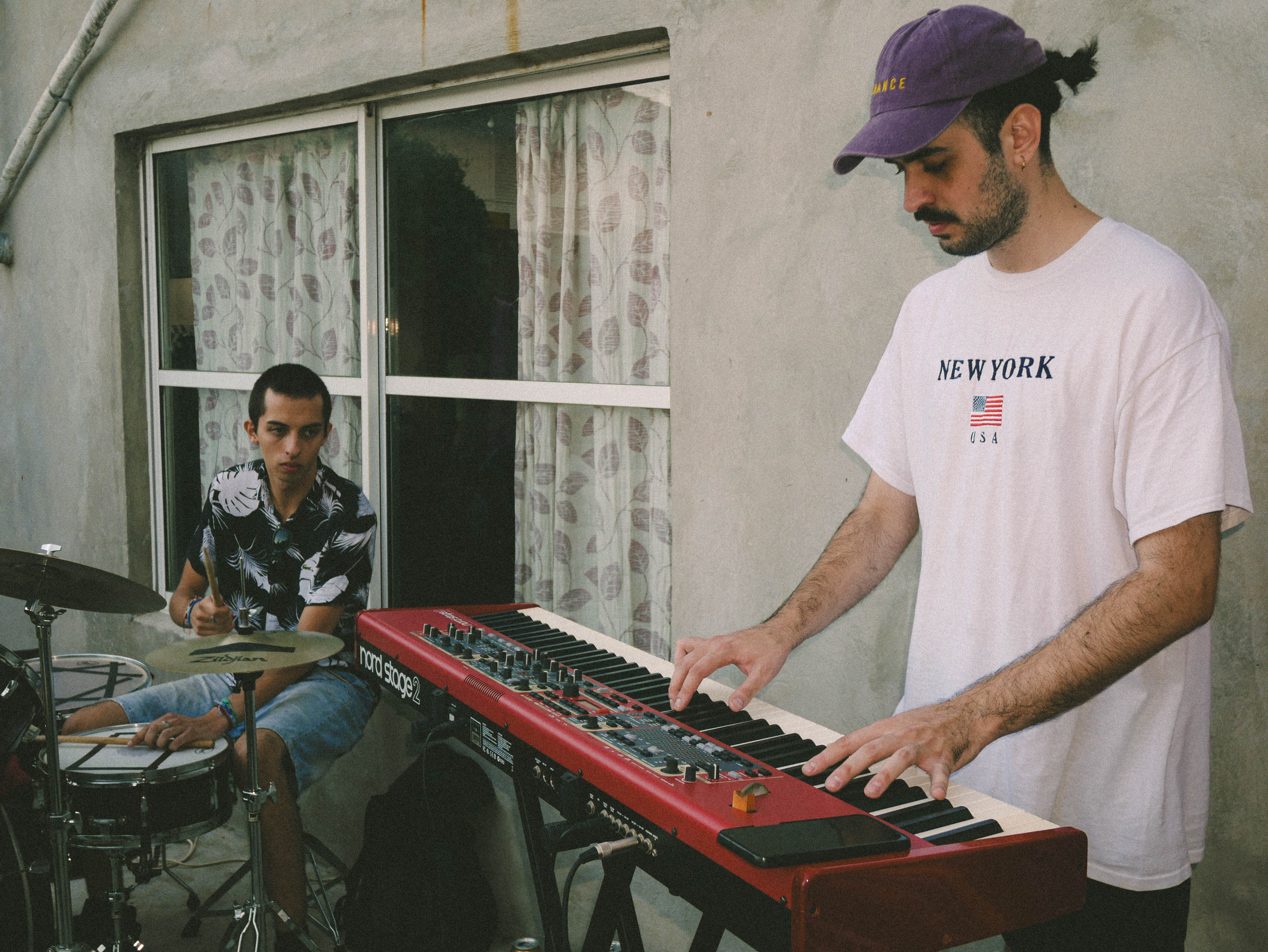 pianista y baterista de CHANCE en el fondo de la casa ensayando