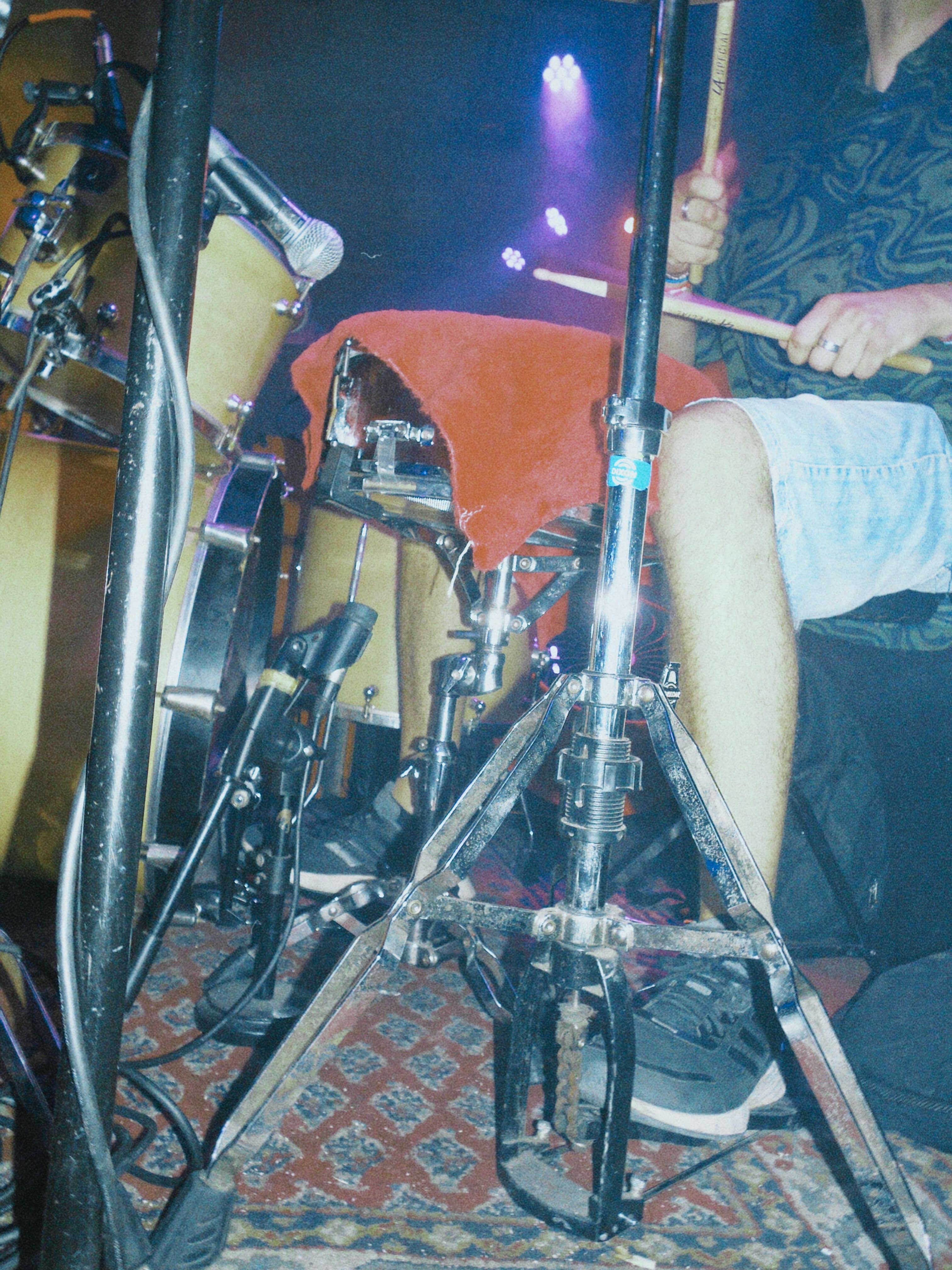 foto del redoblante del baterista desde el angulo bajo