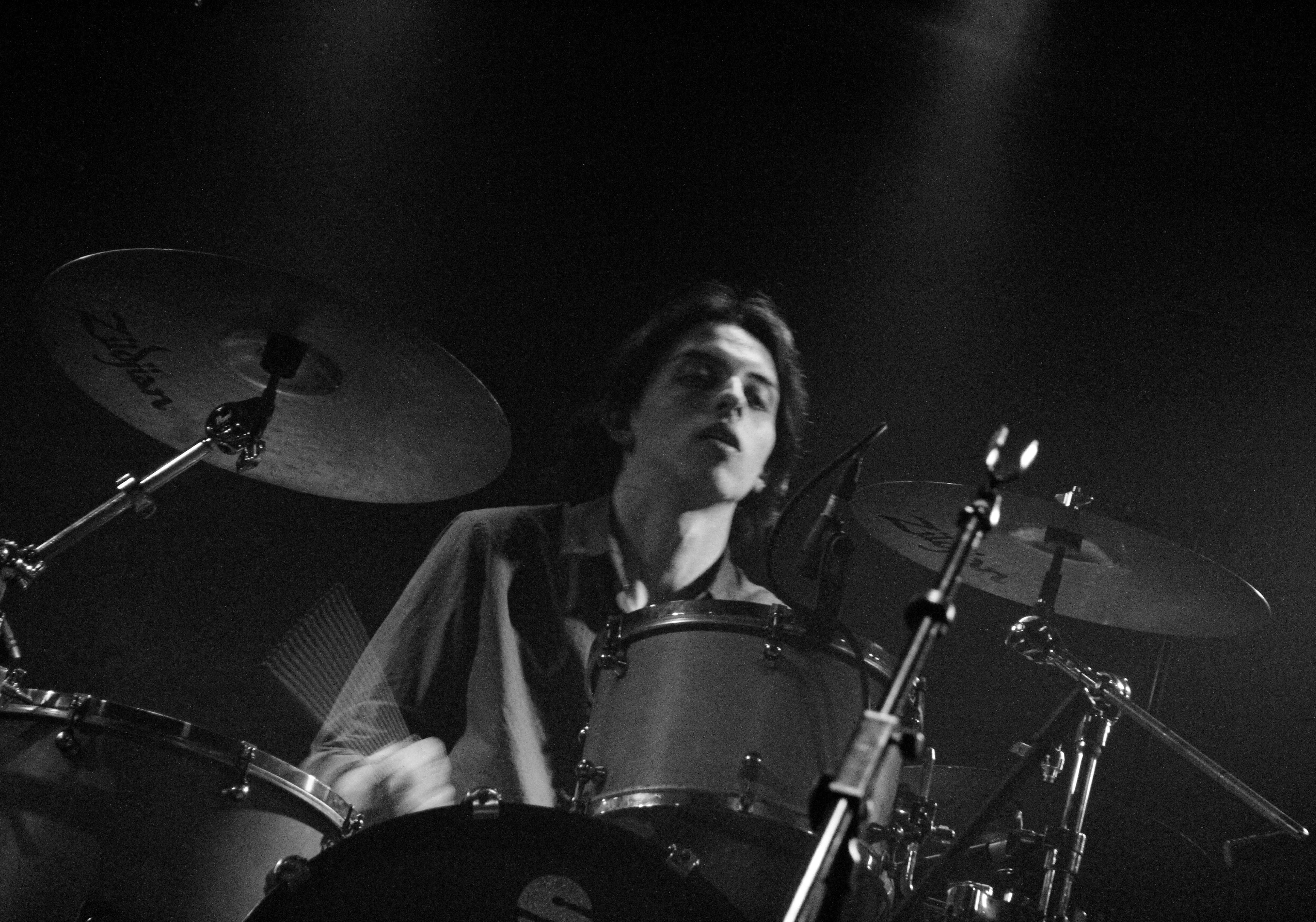 Baterista de CHANCE arriba del escenario en blanco y negro estilo Whiplash