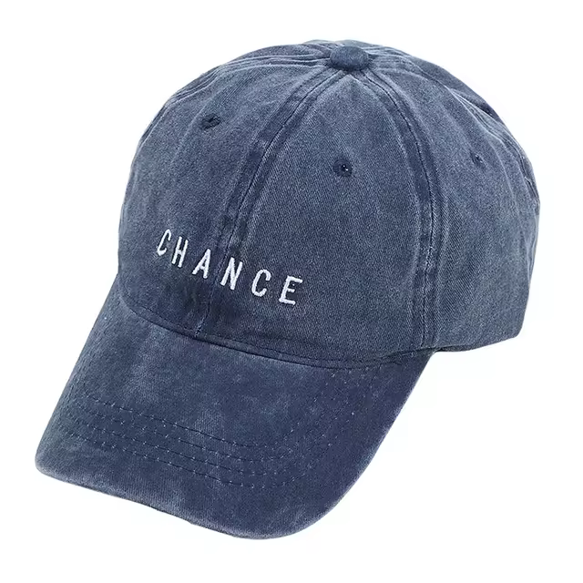 gorra azul que dice chance en blanco
