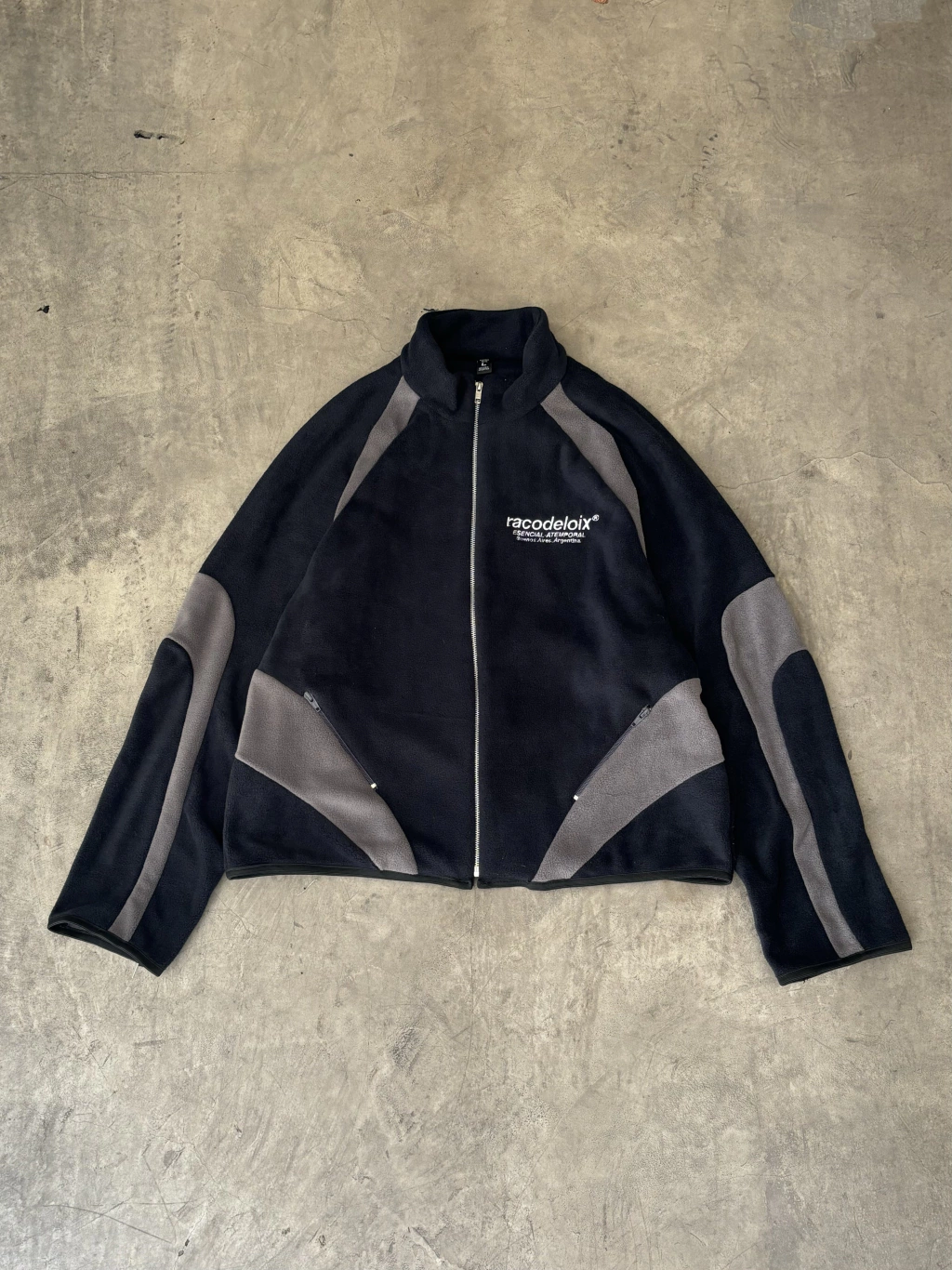 campera color azul oscuro con detalles en gris