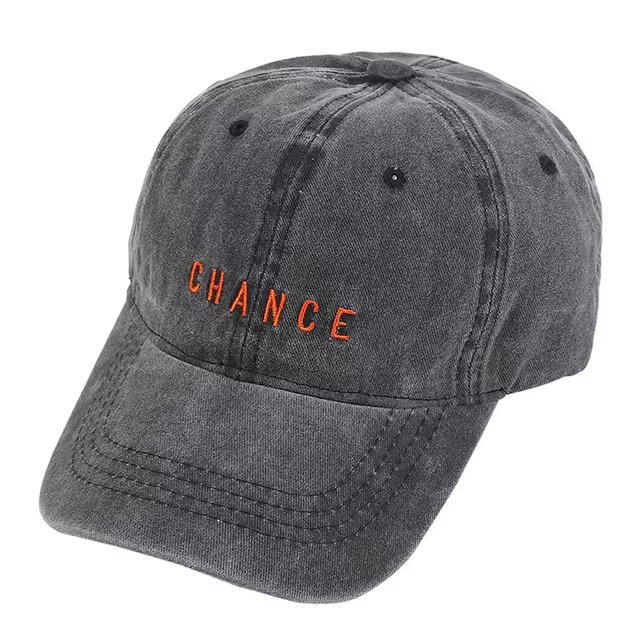 gorra negra que dice chance en naranja