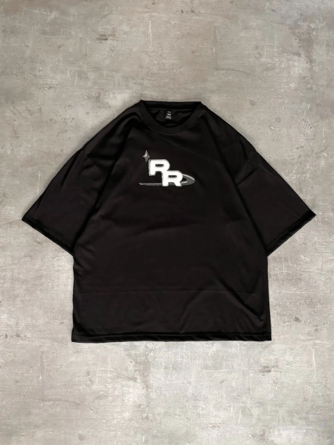 remera color negro con dos r en el centro