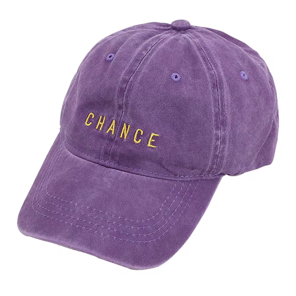 gorra violeta que dice chance en amarillo